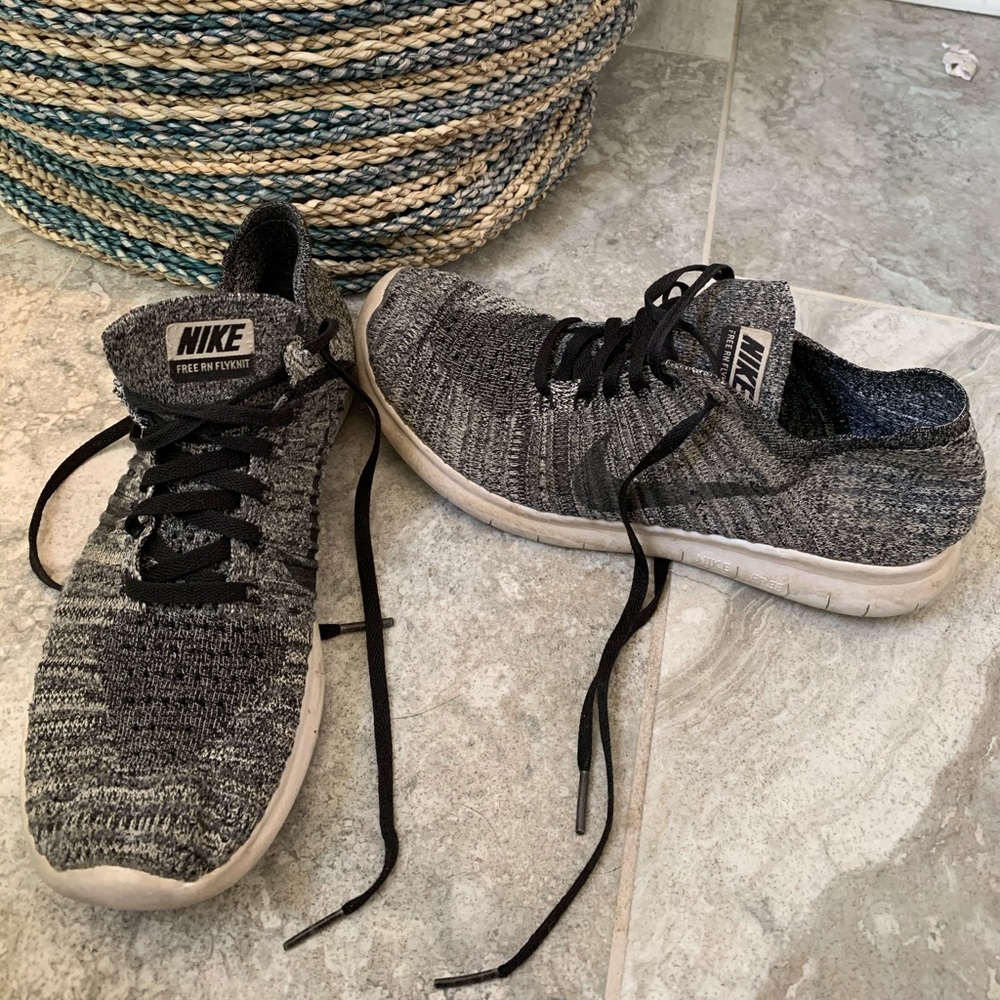 Women’s fly knit Nike sneakers